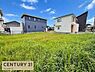 外観：青空の下、緑が広がる住宅街の土地です！周囲には住宅が建ち並び、新しい住まいでの暮らしが思い浮かびます！お庭で過ごす休日や、ご家族が集う空間など、家づくりの夢を膨らませましょう！