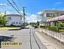 その他：落ち着いた住宅街に位置する前面道路は、見通しがよくすっきりとした印象。道路幅も広くゆったりとしており、車の出し入れや日々の移動などもスムーズです。周辺の街並みも整い、穏やかに暮らせる住環境が魅力です。