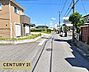 その他：周囲には戸建住宅が建ち並ぶ落ち着いた住宅街。道路は見通しがよく、沿道には植栽や庭のある住宅も多く、穏やかな街並みが広がっています。