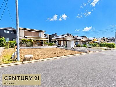 外観:シンプルで洗練された外観が印象的な住まい。広々とした駐車スペースは複数台の車にも対応し、来客時も安心。青空の下で家族を迎える、明るく開放感のある暮らしが叶います。 外観:シンプルで洗練された外観が印象的な住まい。広々とした駐車スペースは複数台の車にも対応し、来客時も安心。青空の下で家族を迎える、明るく開放感のある暮らしが叶います。
