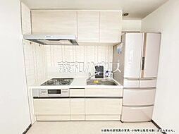 [キッチン] ダイニングとの一体空間でLDKを広く活用できる壁付けキッチンは、配膳や片付けも手早く行えます。　【ワコー第二新狭山マンション】