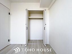 [収納] 「収納完備」居室には収納スペースを完備し、自由度の高い家具の配置が叶うシンプルな空間です。
