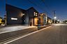 その他：落ち着いた色合いのモダンな外観。前面にはお車の出し入れがしやすい、ゆとりある平坦なカースペースを備えています。
