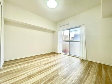 ■■明るい居室■■温もりある自然光を感じていただける居室です。飽きのこないナチュラルカラーの床にホワイトの壁紙は、色褪せることのない心地良さを作ります。