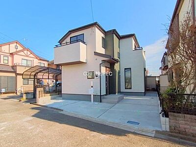 外観：子育て中のご家族に嬉しい小学校徒歩1分の好立地！毎日のお買い物に嬉しいスーパー徒歩10分、コンビニ徒歩7分！ご家族やご友人と楽しめる大型ショッピングモールが車で6分！