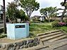 周辺：西鎌倉三丁目公園まで428m、公園の設備には水飲み・手洗い場があります。遊び場には砂場・ブランコ・鉄棒・シーソーがあります。