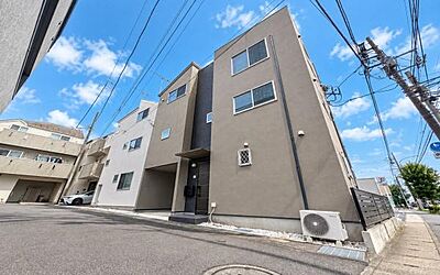 外観:《外観》 ■機能性とデザイン性を兼ねそろえた理想の住まい。美しい外観やくつろぎの室内空間にふさわしい素材・形・色彩、上質感に満ちております。 外観:《外観》 ■機能性とデザイン性を兼ねそろえた理想の住まい。美しい外観やくつろぎの室内空間にふさわしい素材・形・色彩、上質感に満ちております。