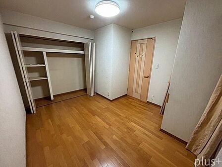 6.3帖の洋室は、棚付きのクローゼットを完備。衣類はもちろん、バッグや小物類も整理しやすく、寝室として使いやすいお部屋です。