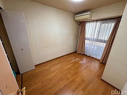 5帖の洋室はクローゼットを完備。衣類や日用品をすっきり収納でき、子ども部屋や書斎などにも使いやすい一室です。