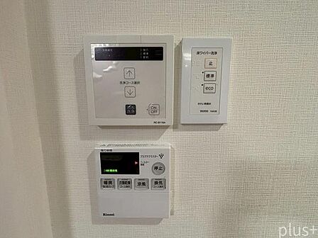 暖房・衣類乾燥・涼風・換気機能を備えた浴室暖房乾燥機を完備。床ワイパー洗浄機能もあり、快適さとお手入れのしやすさを両立しています。