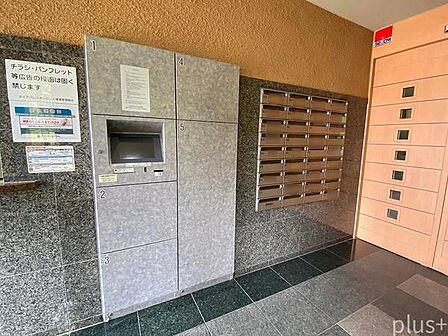 不在時の荷物の受け取りに便利な宅配ボックスを完備。時間を気にせず外出しやすい、うれしい設備です。