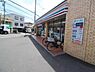 周辺：セブンイレブン綾瀬寺尾中1丁目店まで502m、あ！あれがない！というときにすぐ駆け込める距離感。コンビニが近いのは嬉しいですね。
