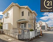 クリーム色の落ち着いた優しい雰囲気の外観です
