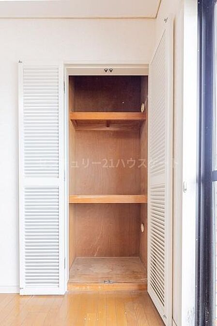 洋室(1)約6帖の収納です 収納が2つありお部屋が片付きます