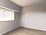 洋室：木枠の窓が優しいアクセント。あなた好みの空間にコーディネートできるお部屋(※リフォーム完成予想図)
