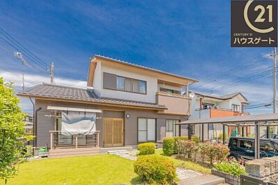 外観:落ち着きのある瓦屋根と温もりあふれる木格子の玄関が調和した和モダンの邸宅。青々とした芝生と緑豊かな庭が、ゆとりある住まい時間を演出します。 外観:落ち着きのある瓦屋根と温もりあふれる木格子の玄関が調和した和モダンの邸宅。青々とした芝生と緑豊かな庭が、ゆとりある住まい時間を演出します。