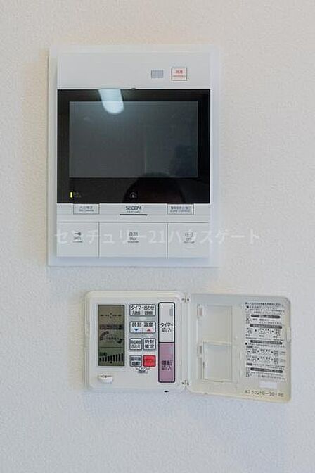 TVモニター付きインターホンで防犯面も安心。オートロックの開錠もできます。床暖房付きで、冬も温かく過ごせます。