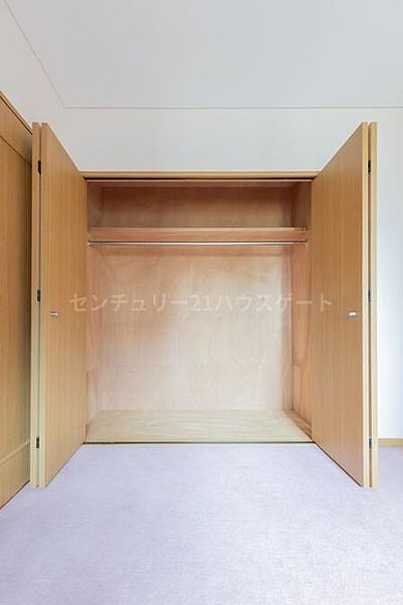納戸のクローゼットです。大容量の収納は、衣類はもちろん、キャリーケースなども収納できます。