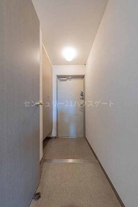 大きなシューズボックスを備えた玄関。靴をたくさん収納できるため、いつでも整然とした美しい印象を保てます。