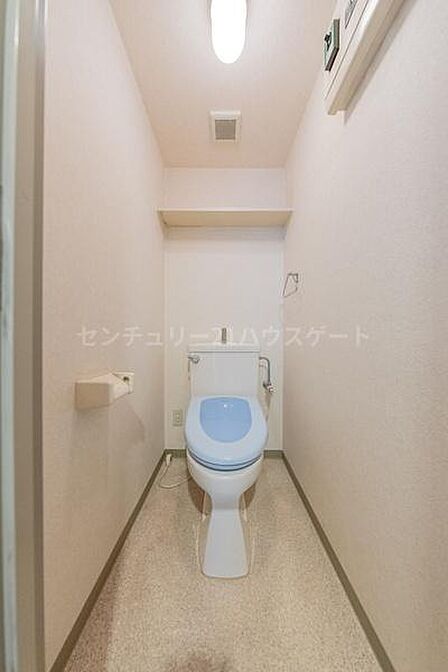 快適でシンプルなトイレ。トイレットペーパーや掃除用品などをストックできる便利な上部収納も完備しています。