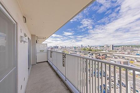 10階からの眺めが良好です。空が広く見渡せる開放的なバルコニーがお気に入り♪陽当たり・通風ともに良好で、お洗濯物も気持ちよく乾かすことができます。