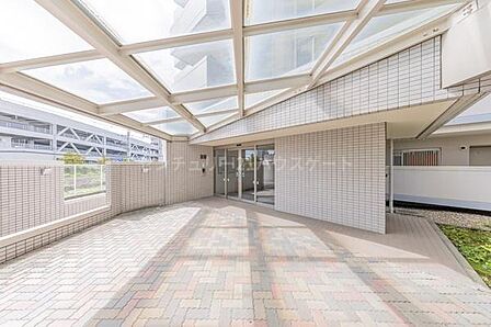 開放感があり陽当たり・風通しの良いエントランス。住まう方が気持ちよく過ごせる環境です。