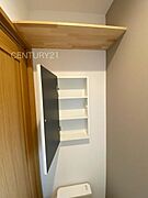 1階トイレ壁部分に埋め込み収納付き。ペーパーストックに便利です。