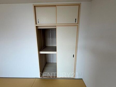 布団も収納し易い仕切り棚付きです。