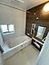 浴室：ゆったりと寛げる大型バスタブ。足を伸ばしたまま入浴可能です。浴室乾燥機付きで天候が悪い日でも洗濯をして衣類を乾燥させることができます。