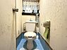 トイレ：1階トイレ　窓があり明るく通気できますね