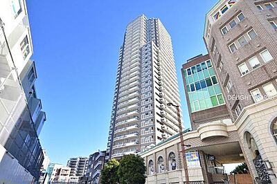 外観:【外観】浦和駅より徒歩3分の利便性を誇る立地。堂々とそびえ立つ外観が青空に美しく映え、住まう誇りを感じさせる、気品ある佇まいです。 外観:【外観】浦和駅より徒歩3分の利便性を誇る立地。堂々とそびえ立つ外観が青空に美しく映え、住まう誇りを感じさせる、気品ある佇まいです。