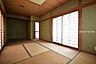 和室：【1F：和室7.5帖】お子様の遊び場や普段のくつろぎ空間としてはもちろん来客時にはお布団を敷いてそのまま客間としても活用できます
