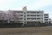 座間市立南中学校まで342m