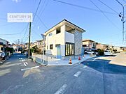 前面道路6ｍ×4.5ｍ！陽当り良好な立地です。車庫入れが苦手な方も安心ですね。