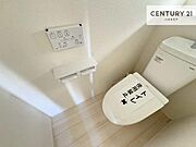 1・2階にトイレがございます！朝の忙しい時間帯も待たずにすみそうですね。白を基調とした清潔感のあるトイレでお手入れがしやすいです！