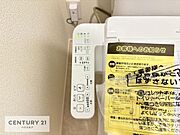温水洗浄便座につき、冬場は便座が暖かくできるので冷たい便座に座らずに済む嬉しい仕様です！（同仕様）
