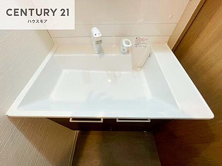 深い洗面台ボウルは、水が跳ねにくいのでお手入れが楽々！清潔感が保てます！キレイな洗面所で自分磨きのモチベーションが上がりますね！