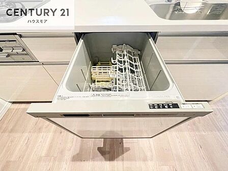 食洗機付きのキッチンです!忙しい時や手荒れ防止として大変活躍する便利な仕様です!ビルトインなのでキッチンの場所を取らず調理スペースを広く使うことが出来ます!