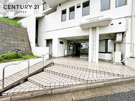 陽当たりの良いエントランスは、ご家族やお客様を温かく迎えてくれます。毎日の暮らしに心地よさをもたらしてくれる空間です。