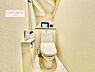 トイレ：1・2階にトイレがございます！朝の忙しい時間帯も待たずにすみそうですね。白を基調とした清潔感のあるトイレでお手入れがしやすいです！