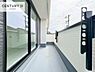 バルコニー：広々としたバルコニーで一日の始まりをスタート！お洗濯ものをたっぷり気持ちよく干せます！【現地販売会開催中】