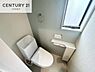 トイレ：1・2階にトイレがございます！朝の忙しい時間帯も待たずにすみそうですね。白を基調とした清潔感のあるトイレでお手入れがしやすいです！