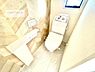 トイレ：1・2階にトイレがございます！朝の忙しい時間帯も待たずにすみそうですね。白を基調とした清潔感のあるトイレでお手入れがしやすいです！