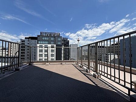 ここが市内中心部であることを忘れさせてくれるようなバルコニー空間。当マンションでルーフバルコニーを備える唯一のお部屋です。