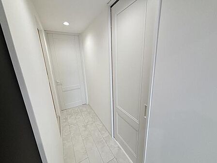 各室のドアは白を基調としたミニマルなデザイン。