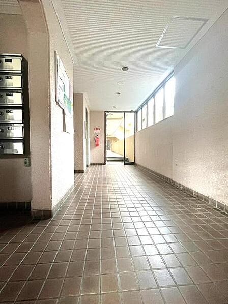 【共用廊下】明るい採光窓が並ぶ、ゆとりある幅の共用廊下です。各住戸のポストもまとめて配置されており、毎日の郵便物の受け取りがスムーズに行えます。