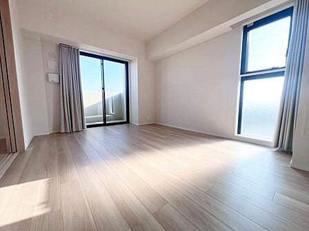 【リビング】南西角部屋のため採光面が大きく、明るい日差しがしっかりと入り込みます。