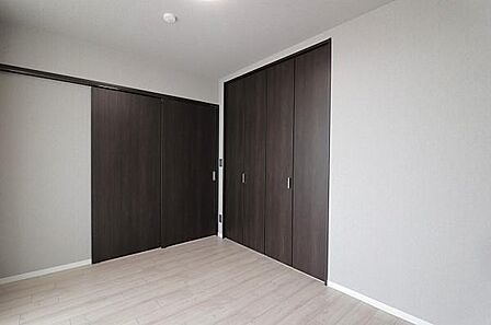 【洋室】リビングに隣接した約6帖の洋室。扉の開閉で、独立した個室としてもリビングと一体の空間としても活用できます。