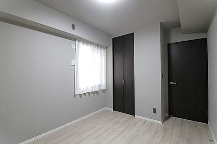 【洋室】全居室に収納スペースを設け、衣類や荷物がすっきりと片付く住まいです。