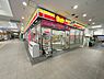 周辺：デイリーヤマザキ北千里駅前店まで838m